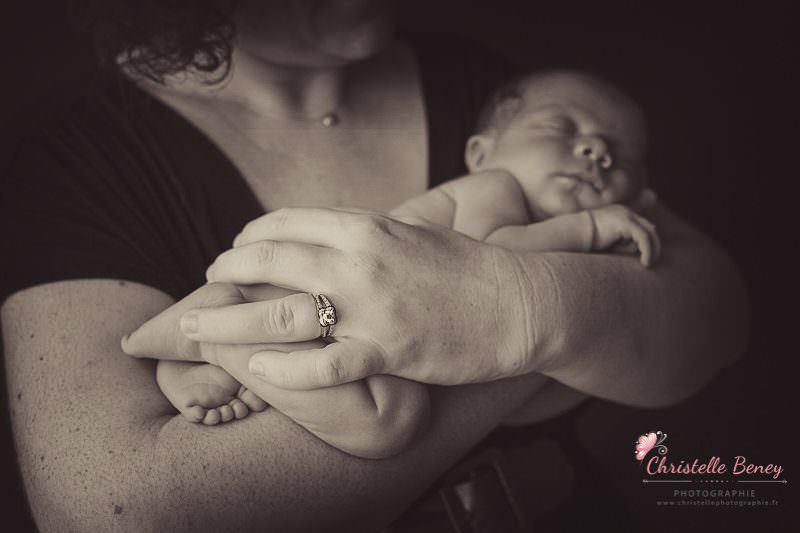 bébé dans les bras de maman toulouse