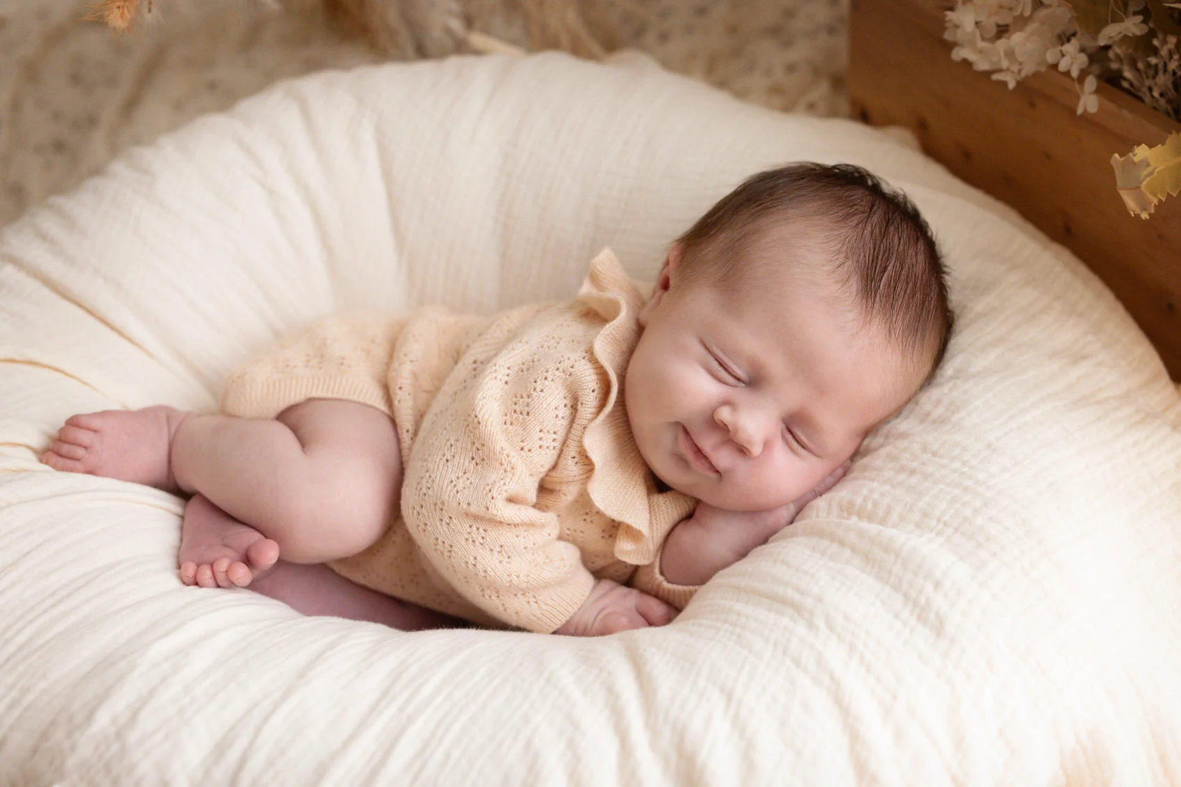 bébé de 10 jours endormi dans un wrap